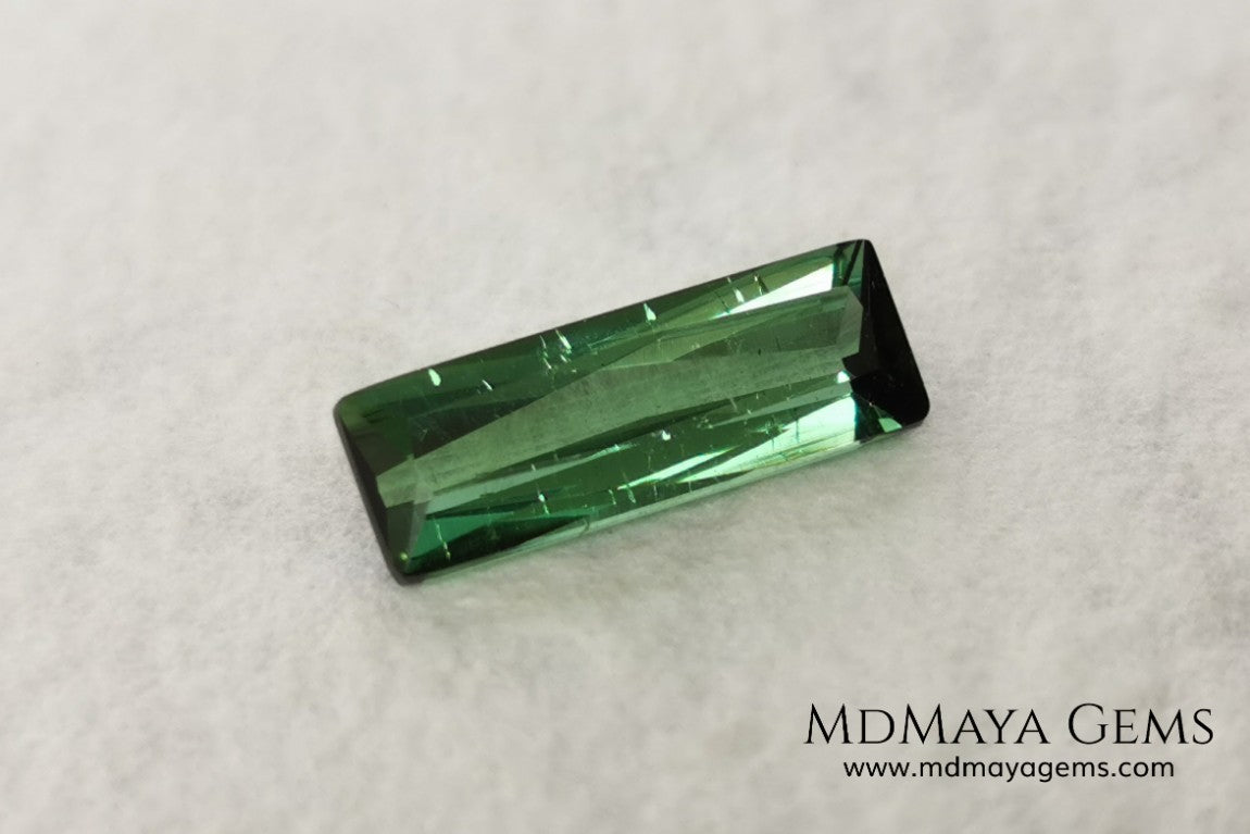 Bright Blue Green Tourmaline. 1.71 ct. Baguette cut. This beautiful gemstone shows a vivid green color, it will look perfect in any piece of jewelry, and the best, its price!. Don't miss it.