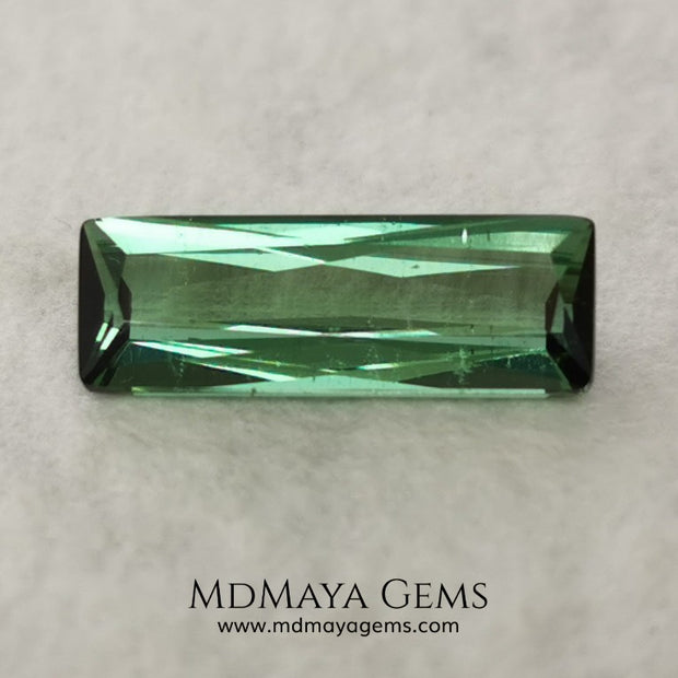 Bright Blue Green Tourmaline. 1.71 ct. Baguette cut. This beautiful gemstone shows a vivid green color, it will look perfect in any piece of jewelry, and the best, its price!. Don't miss it.