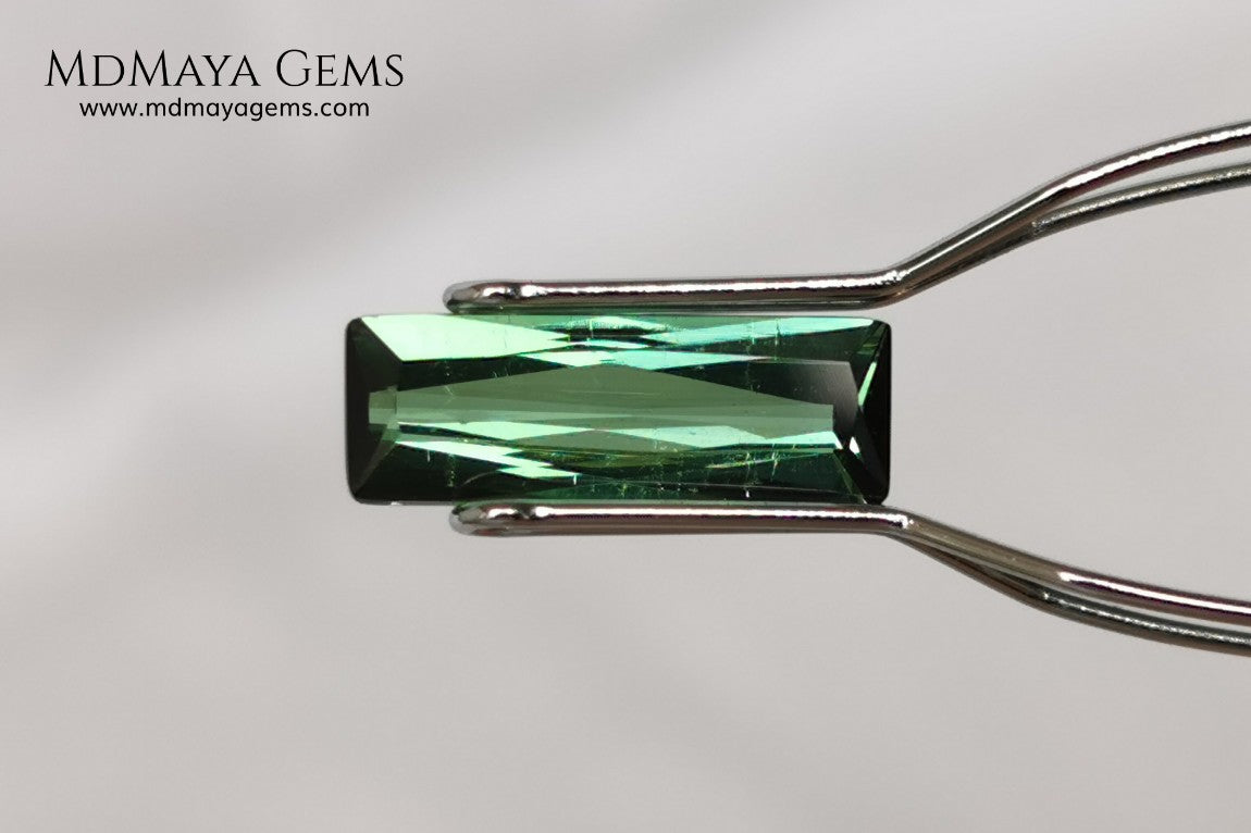 Bright Blue Green Tourmaline. 1.71 ct. Baguette cut. This beautiful gemstone shows a vivid green color, it will look perfect in any piece of jewelry, and the best, its price!. Don't miss it.