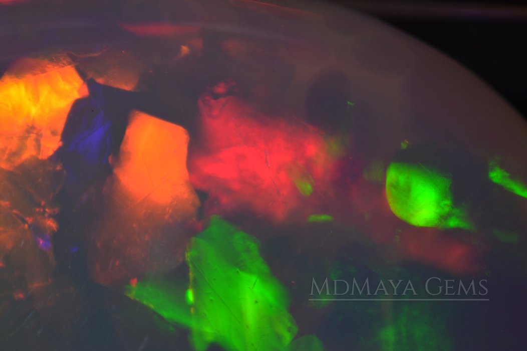 Welo Opal Stone 7.19 ct under microscope