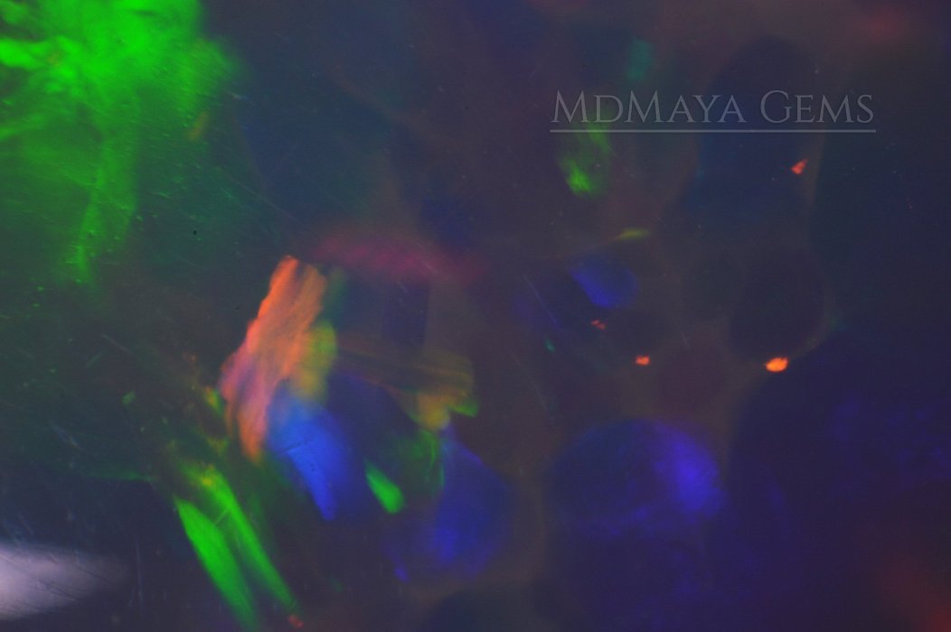 Welo Opal Stone 7.19 ct under microscope