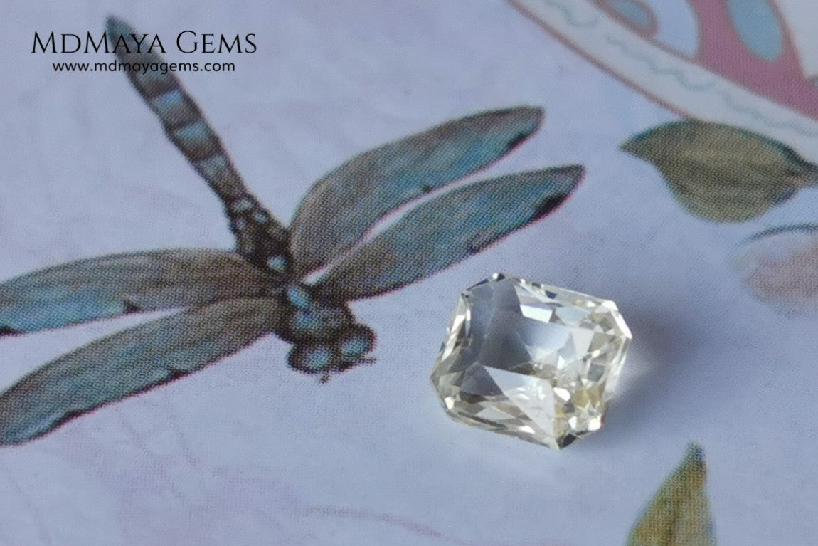  Light Yellow Sapphire. Radiant Cut. 0.92 ct. This elegant gemstone shows a delicate bright pale yellow, its quality of cut is very good. It will impressive in an engagement ring or something special, the best, its price. Don't miss it!