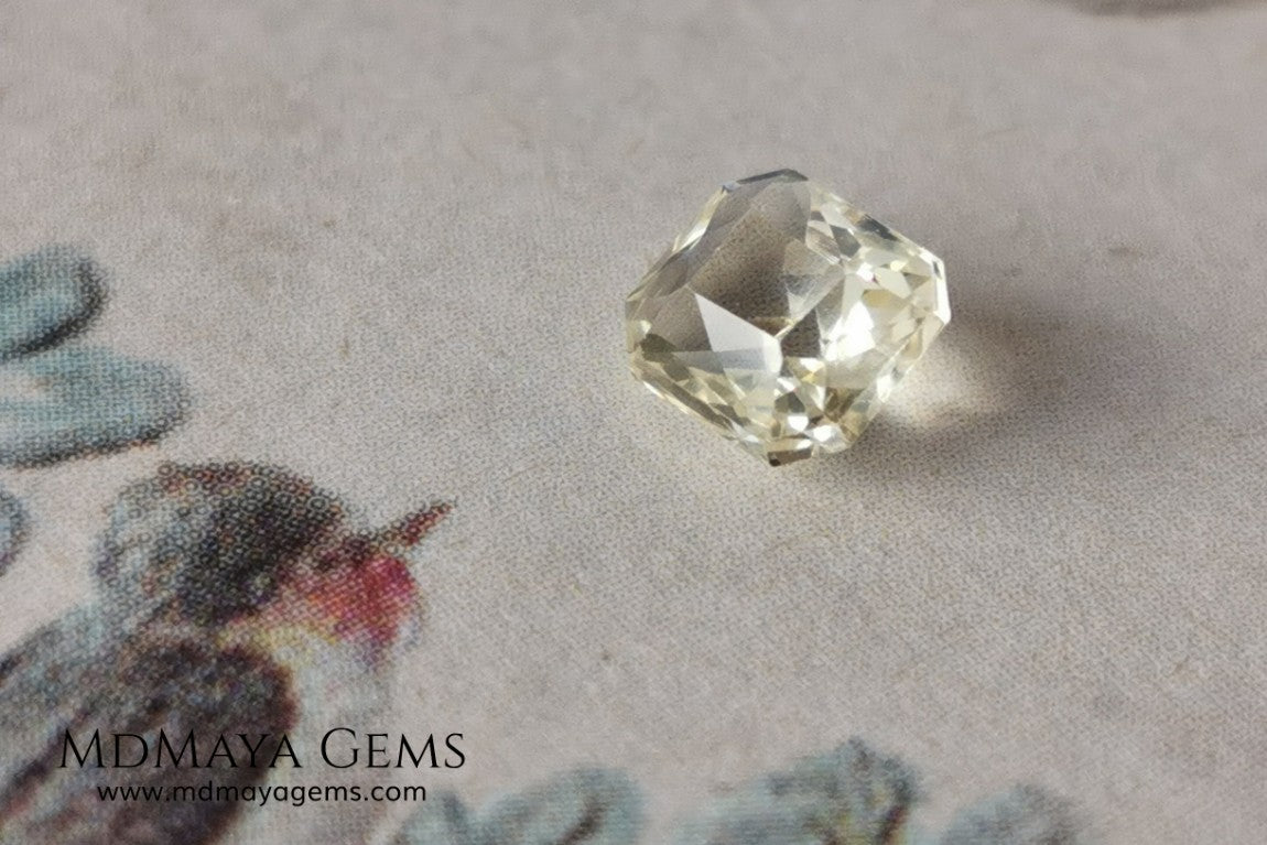  Light Yellow Sapphire. Radiant Cut. 0.92 ct. This elegant gemstone shows a delicate bright pale yellow, its quality of cut is very good. It will impressive in an engagement ring or something special, the best, its price. Don't miss it!