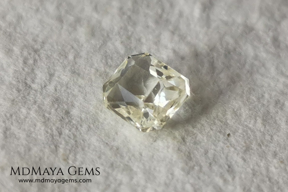  Light Yellow Sapphire. Radiant Cut. 0.92 ct. This elegant gemstone shows a delicate bright pale yellow, its quality of cut is very good. It will impressive in an engagement ring or something special, the best, its price. Don't miss it!