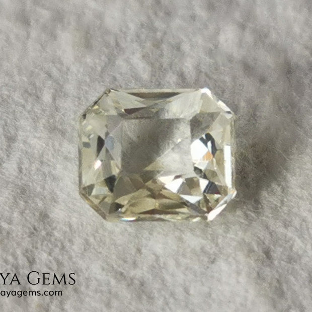  Light Yellow Sapphire. Radiant Cut. 0.92 ct. This elegant gemstone shows a delicate bright pale yellow, its quality of cut is very good. It will impressive in an engagement ring or something special, the best, its price. Don't miss it!