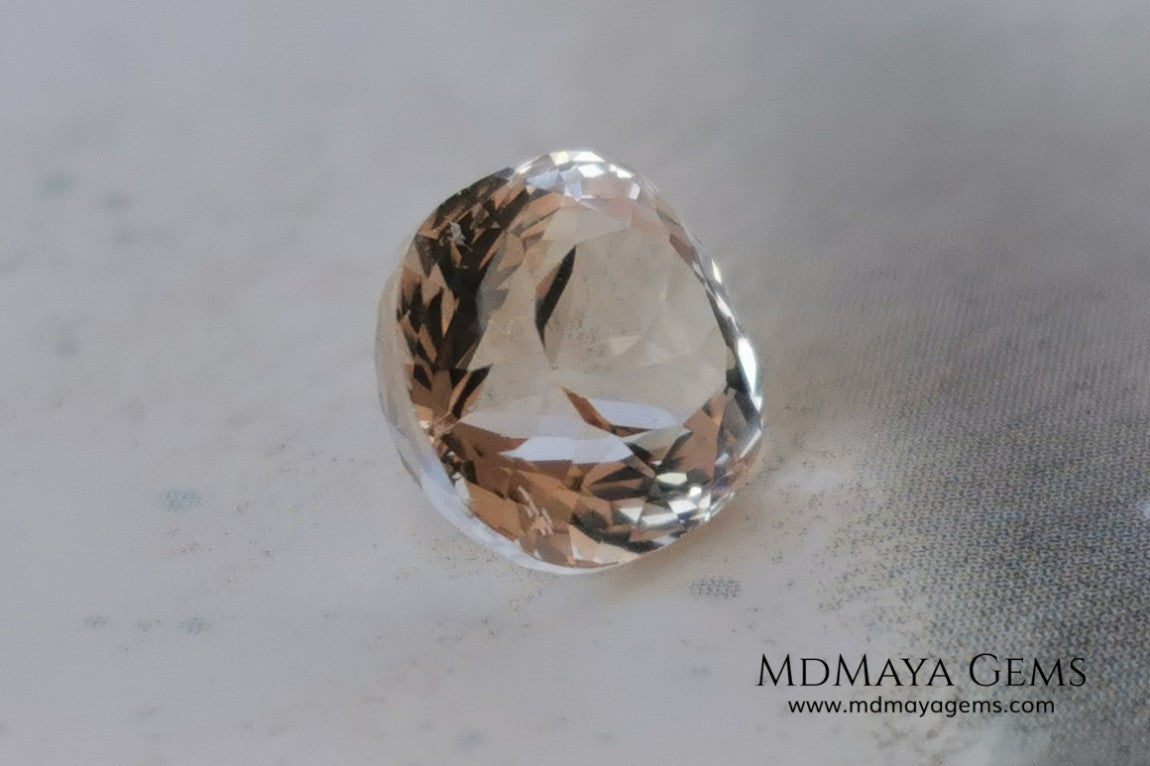 This Morganite has the salmon-to-peach color typical of untreated material. Oval "Portuguese" cut. 2.70 ct. Elegant gem with a spectacular cut, due to its multiple facets it has a great shine, looking stunning from any angle. It will look lovely mounted on any piece of jewelry, a great gem at an incredible price.