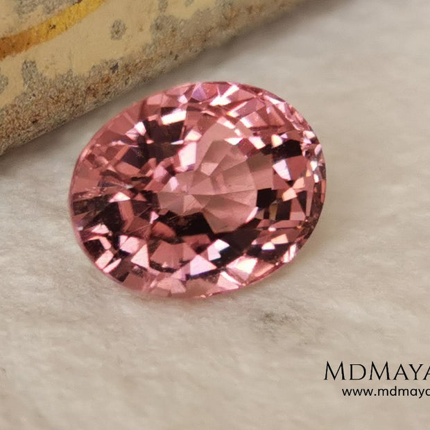 Pink tourmaline, 3.10 ct, oval cut. This beautiful gemstone has an excellent cut, its size neither large nor small makes it ideal for a ring, regarding its color it shows a beautiful delicate pink