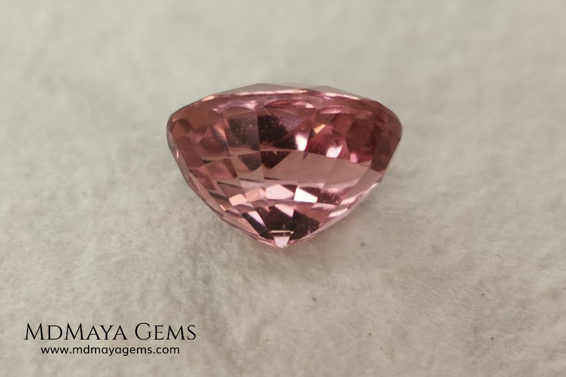 Pink tourmaline, 3.10 ct, oval cut. This beautiful gemstone has an excellent cut, its size neither large nor small makes it ideal for a ring, regarding its color it shows a beautiful delicate pink