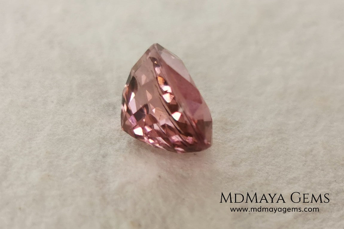 Pink tourmaline, 3.10 ct, oval cut. This beautiful gemstone has an excellent cut, its size neither large nor small makes it ideal for a ring, regarding its color it shows a beautiful delicate pink