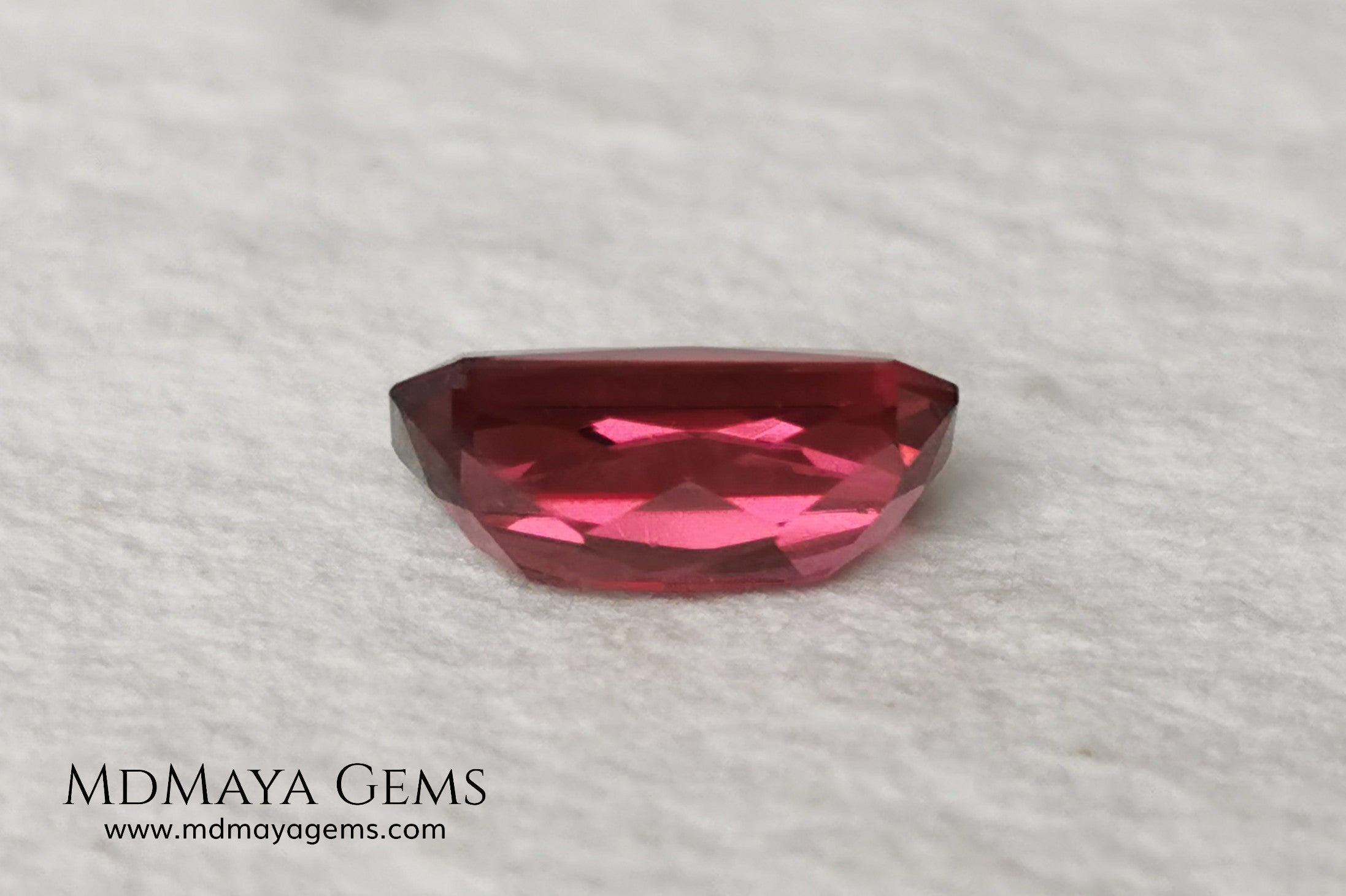 Pink garnet 1.96 ct rectangular cut. This gem shows a very intense reddish pink color, it has an exquisite and very elegant cut. If you are looking for a natural gem, without any treatment, reddish in color and at an incredible price, do not hesitate.