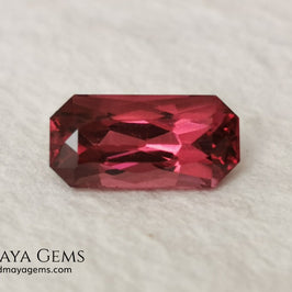 Pink garnet 1.96 ct rectangular cut. This gem shows a very intense reddish pink color, it has an exquisite and very elegant cut. If you are looking for a natural gem, without any treatment, reddish in color and at an incredible price, do not hesitate.