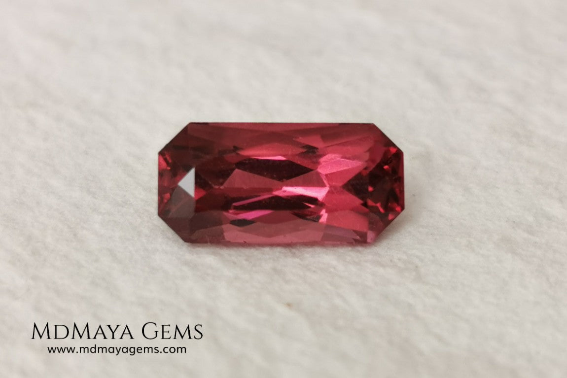 Pink garnet 1.96 ct rectangular cut. This gem shows a very intense reddish pink color, it has an exquisite and very elegant cut. If you are looking for a natural gem, without any treatment, reddish in color and at an incredible price, do not hesitate.