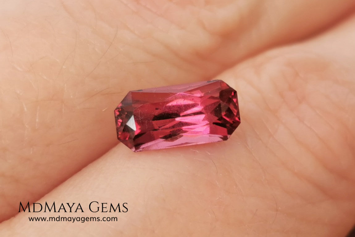Pink garnet 1.96 ct rectangular cut. This gem shows a very intense reddish pink color, it has an exquisite and very elegant cut. If you are looking for a natural gem, without any treatment, reddish in color and at an incredible price, do not hesitate.