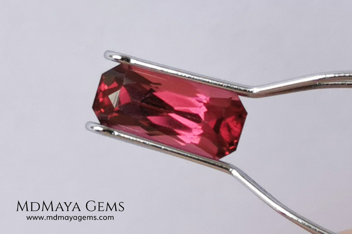 Pink garnet 1.96 ct rectangular cut. This gem shows a very intense reddish pink color, it has an exquisite and very elegant cut. If you are looking for a natural gem, without any treatment, reddish in color and at an incredible price, do not hesitate.