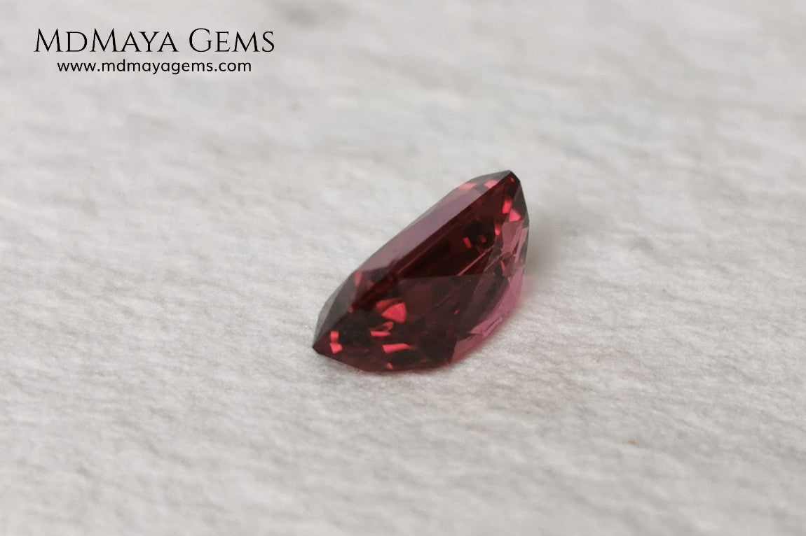 Pink garnet 1.96 ct rectangular cut. This gem shows a very intense reddish pink color, it has an exquisite and very elegant cut. If you are looking for a natural gem, without any treatment, reddish in color and at an incredible price, do not hesitate.