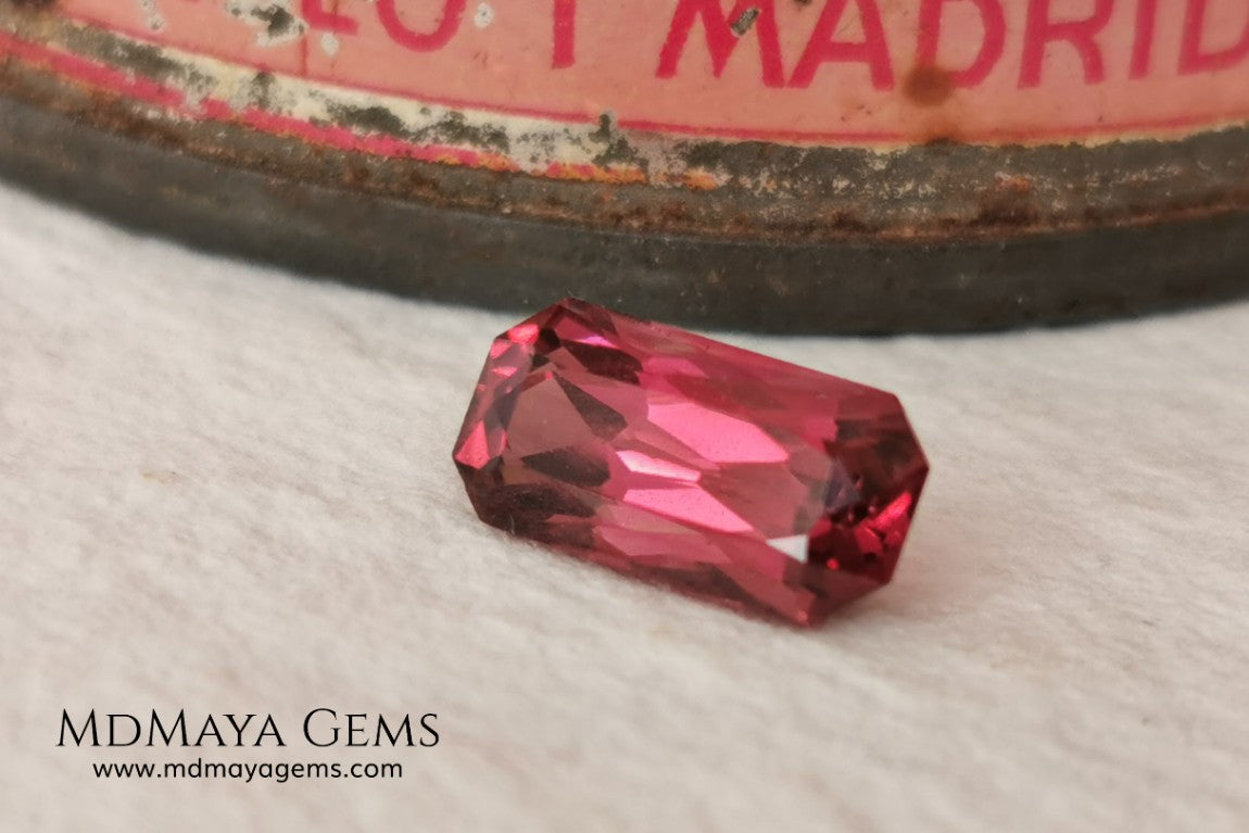 Pink garnet 1.96 ct rectangular cut. This gem shows a very intense reddish pink color, it has an exquisite and very elegant cut. If you are looking for a natural gem, without any treatment, reddish in color and at an incredible price, do not hesitate.
