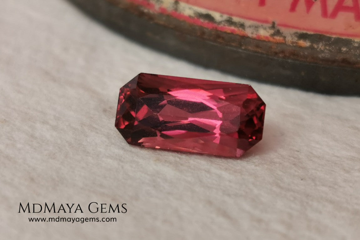 Pink garnet 1.96 ct rectangular cut. This gem shows a very intense reddish pink color, it has an exquisite and very elegant cut. If you are looking for a natural gem, without any treatment, reddish in color and at an incredible price, do not hesitate.