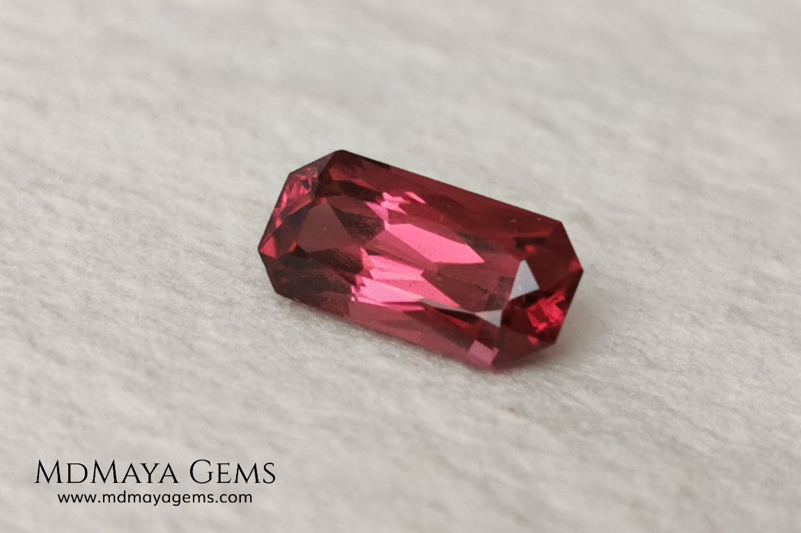 Pink garnet 1.96 ct rectangular cut. This gem shows a very intense reddish pink color, it has an exquisite and very elegant cut. If you are looking for a natural gem, without any treatment, reddish in color and at an incredible price, do not hesitate.