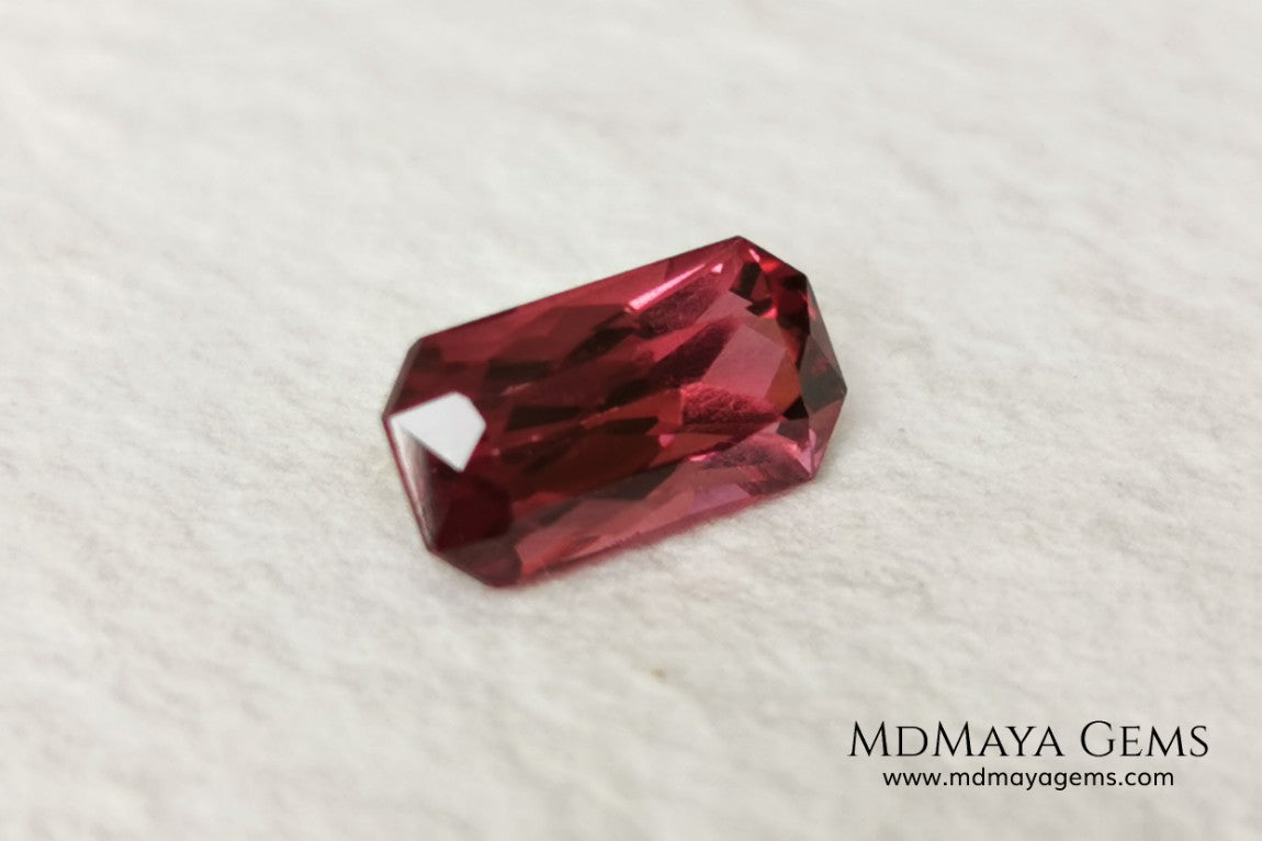 Pink garnet 1.96 ct rectangular cut. This gem shows a very intense reddish pink color, it has an exquisite and very elegant cut. If you are looking for a natural gem, without any treatment, reddish in color and at an incredible price, do not hesitate.