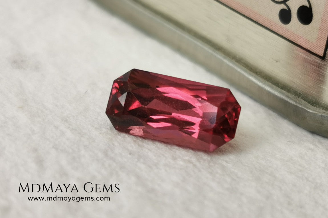 Pink garnet 1.96 ct rectangular cut. This gem shows a very intense reddish pink color, it has an exquisite and very elegant cut. If you are looking for a natural gem, without any treatment, reddish in color and at an incredible price, do not hesitate.