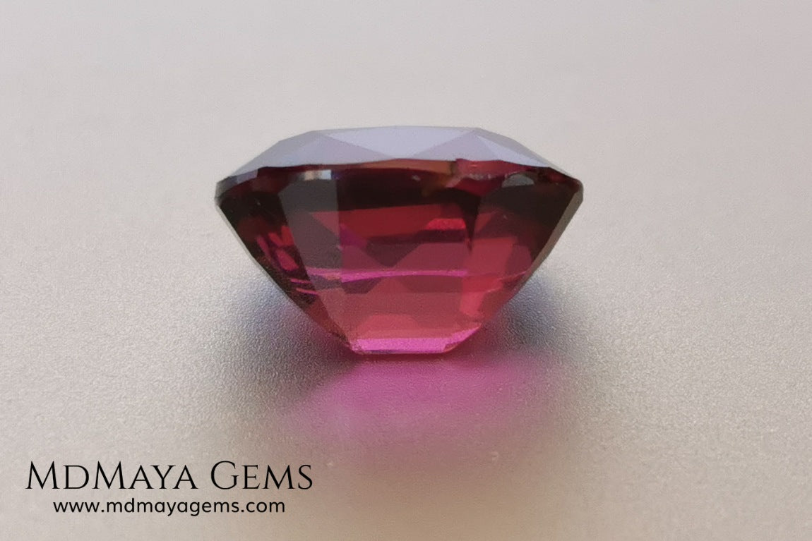 Vivid reddish purple rhodolite garnet. Oval cut, 3.87 ct.  This beauty has a story behind it, it came into my hands like a rubellite, when I analyzed it I saw that it was a garnet and not a tourmaline, I did not return it, since it has a beautiful color, very saturated, a good size and proportions, it has a very small nick in the girdle, but I'm sure it will look beautiful in any piece of jewelry you can imagine, yes, like a rhodolite garnet.