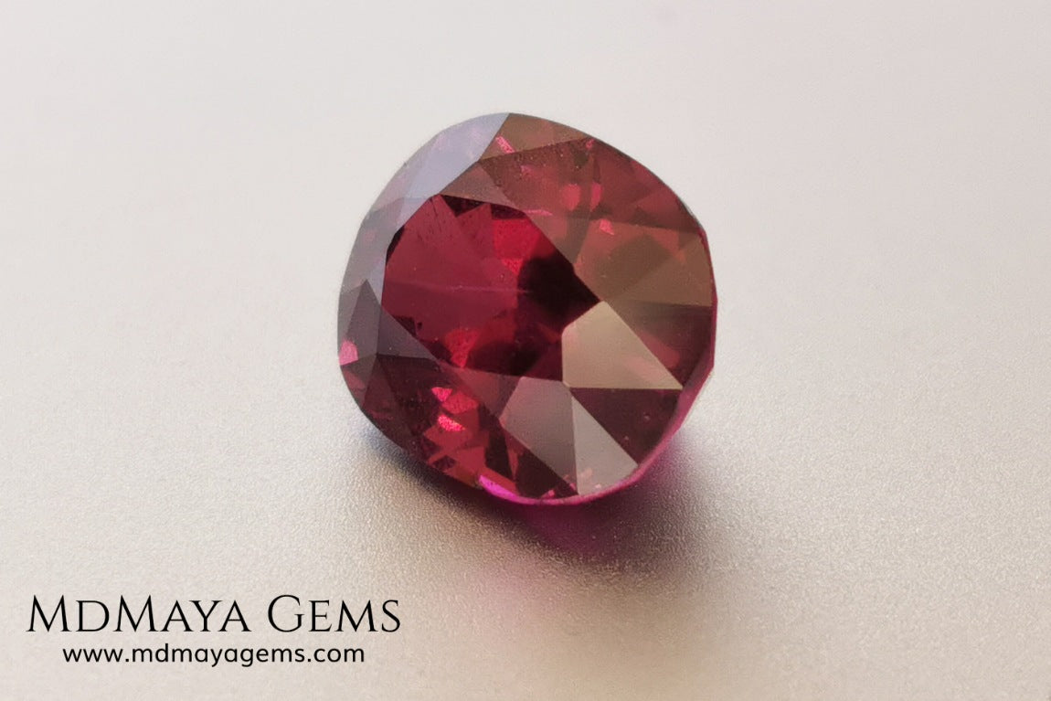 Vivid reddish purple rhodolite garnet. Oval cut, 3.87 ct.  This beauty has a story behind it, it came into my hands like a rubellite, when I analyzed it I saw that it was a garnet and not a tourmaline, I did not return it, since it has a beautiful color, very saturated, a good size and proportions, it has a very small nick in the girdle, but I'm sure it will look beautiful in any piece of jewelry you can imagine, yes, like a rhodolite garnet.