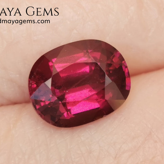 Vivid reddish purple rhodolite garnet. Oval cut, 3.87 ct.  This beauty has a story behind it, it came into my hands like a rubellite, when I analyzed it I saw that it was a garnet and not a tourmaline, I did not return it, since it has a beautiful color, very saturated, a good size and proportions, it has a very small nick in the girdle, but I'm sure it will look beautiful in any piece of jewelry you can imagine, yes, like a rhodolite garnet.