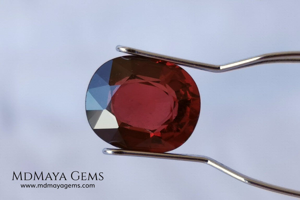 Dark Red Rhodolite, 5.09 ct, oval cut. Elegante dark natural and untreated gemstone. 