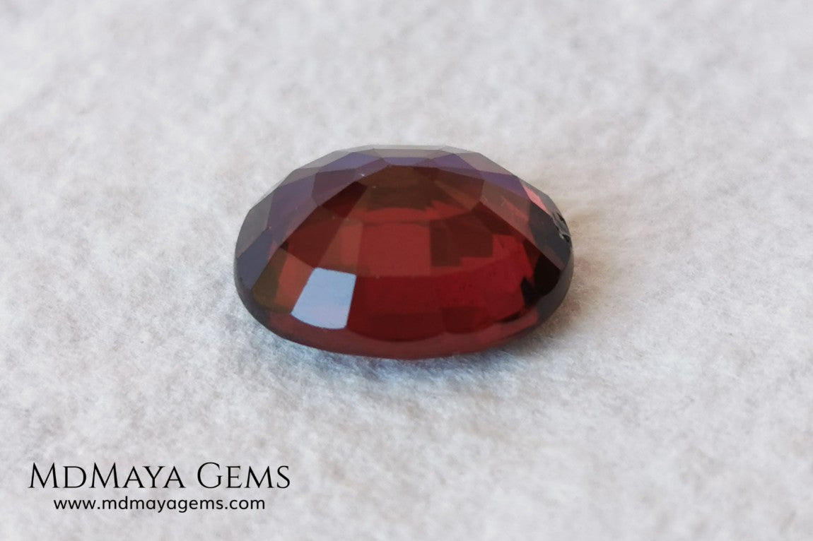 Dark Red Rhodolite, 5.09 ct, oval cut. Elegante dark natural and untreated gemstone. 
