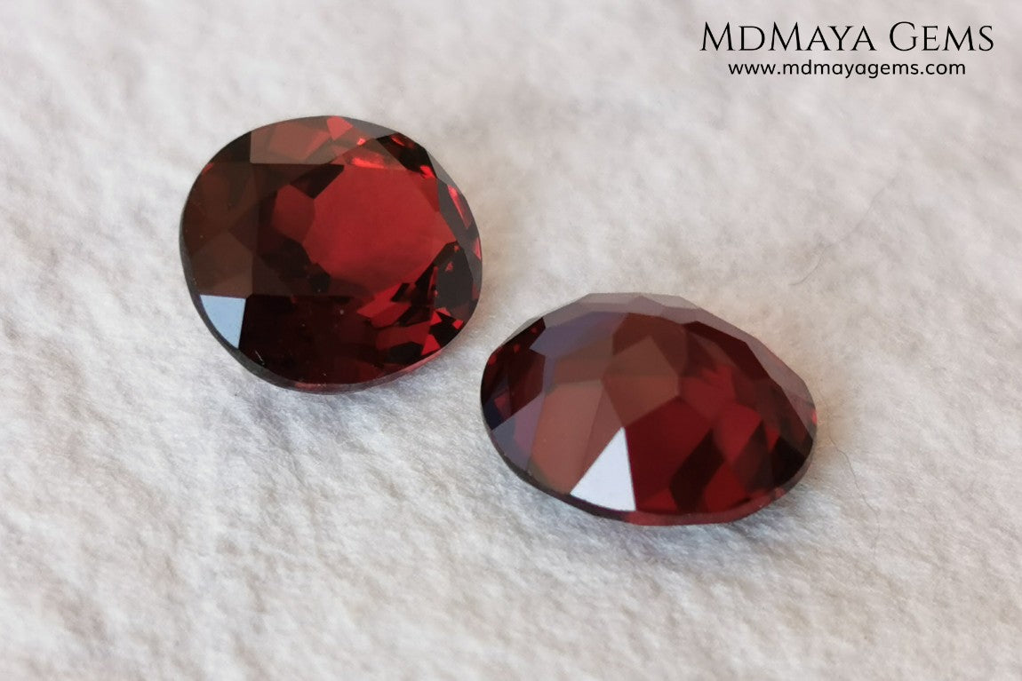Dark Red Rhodolite Pair, 5.24 ct, oval cut. This beautiful pair of rhodolites shows a dark red color, although it is full of life and sparkles. It has a very good size and they will look incredibly beautiful on some earrings or on a pair of cufflinks.