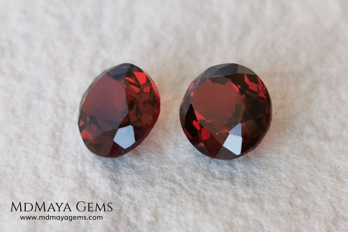 Dark Red Rhodolite Pair, 5.24 ct, oval cut. This beautiful pair of rhodolites shows a dark red color, although it is full of life and sparkles. It has a very good size and they will look incredibly beautiful on some earrings or on a pair of cufflinks.