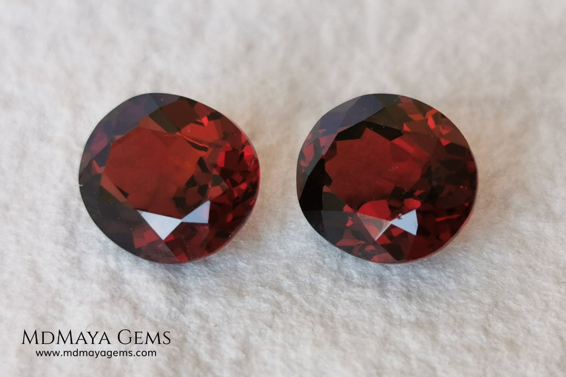 Dark Red Rhodolite Pair, 5.24 ct, oval cut. This beautiful pair of rhodolites shows a dark red color, although it is full of life and sparkles. It has a very good size and they will look incredibly beautiful on some earrings or on a pair of cufflinks.