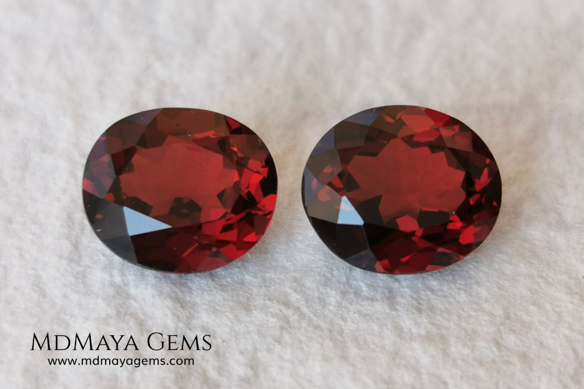 Dark Red Rhodolite Pair, 5.24 ct, oval cut. This beautiful pair of rhodolites shows a dark red color, although it is full of life and sparkles. It has a very good size and they will look incredibly beautiful on some earrings or on a pair of cufflinks.