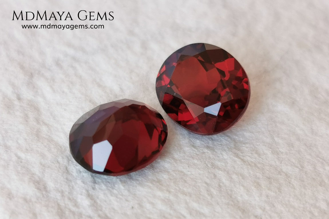 Dark Red Rhodolite Pair, 5.24 ct, oval cut. This beautiful pair of rhodolites shows a dark red color, although it is full of life and sparkles. It has a very good size and they will look incredibly beautiful on some earrings or on a pair of cufflinks.