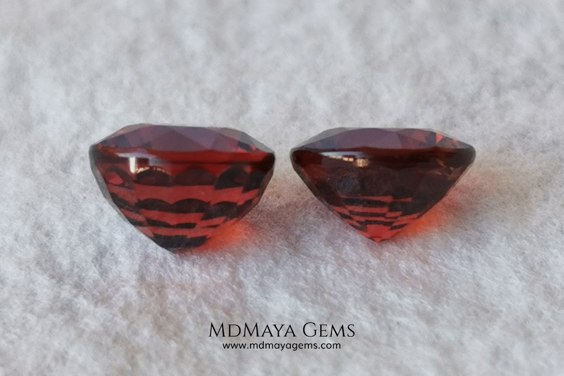 Dark Reddish Orange Spessartite Garnet Pair. 2.69 ct. Round cut. This pair of spessartites show a very saturated color and an incredible brightness, they will be amazing on some earrings. Pure color.