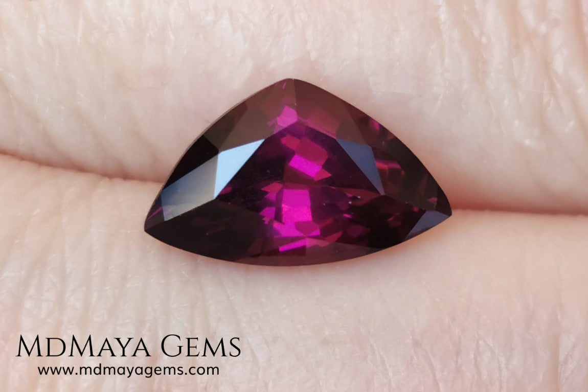 Reddish Purple Umbalite (Rhodolite Garnet), 3.29 ct, fancy cut. This natural and untreated gemstone shows a saturated color, has a very good cut and proportions, it will look perfect in any kind of jewelry. 