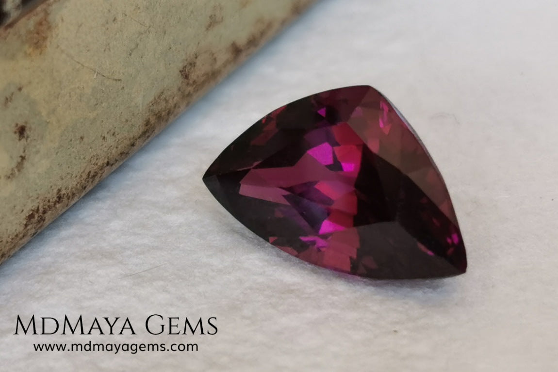 Reddish Purple Umbalite (Rhodolite Garnet), 3.29 ct, fancy cut. This natural and untreated gemstone shows a saturated color, has a very good cut and proportions, it will look perfect in any kind of jewelry. 