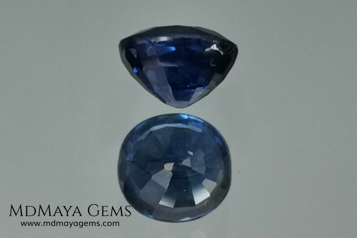 Untreated oval blue sapphire 1.01 ct. with certificate. This little more than a carat beauty is extremely beautiful. Its blue color is mesmerizing. Its origin is Sri Lanka. It will look perfect on your personalized jewelry.