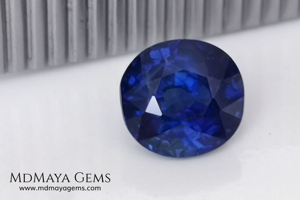 Untreated oval blue sapphire 1.01 ct. with certificate. This little more than a carat beauty is extremely beautiful. Its blue color is mesmerizing. Its origin is Sri Lanka. It will look perfect on your personalized jewelry.