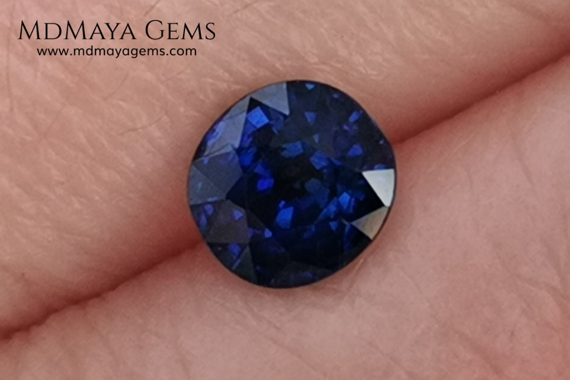 Untreated oval blue sapphire 1.01 ct. with certificate. This little more than a carat beauty is extremely beautiful. Its blue color is mesmerizing. Its origin is Sri Lanka. It will look perfect on your personalized jewelry.