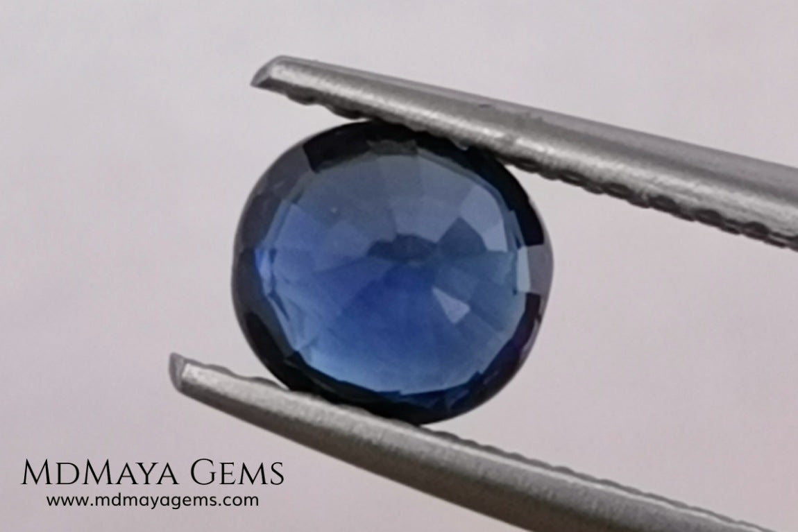 Untreated oval blue sapphire 1.01 ct. with certificate. This little more than a carat beauty is extremely beautiful. Its blue color is mesmerizing. Its origin is Sri Lanka. It will look perfect on your personalized jewelry.