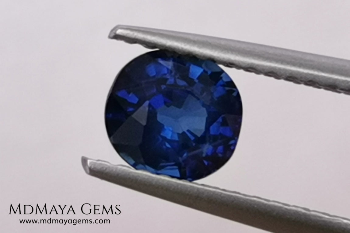 Untreated oval blue sapphire 1.01 ct. with certificate. This little more than a carat beauty is extremely beautiful. Its blue color is mesmerizing. Its origin is Sri Lanka. It will look perfect on your personalized jewelry.