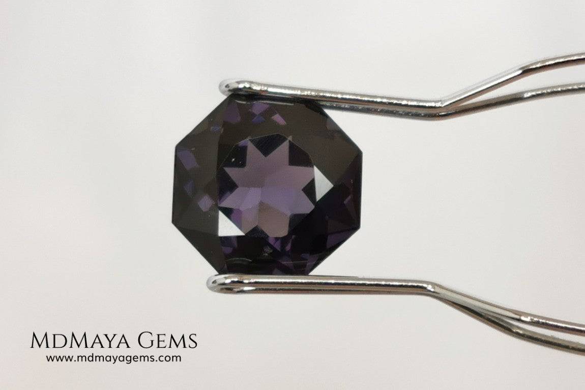  Beautiful Violetish Purple Spinel. Octagon Cut. 2.72 ct. Perfect Gemstone for an engagement ring o wedding ring. This untreated spinel under day light shows a dark purple color and under incandescent light is violetish purple plenty of sparkles. A very special gemstone.
